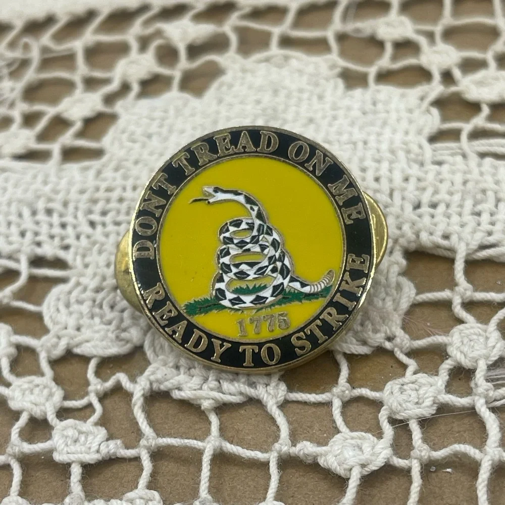 Don’t Tread on me ready‎ to strike pin